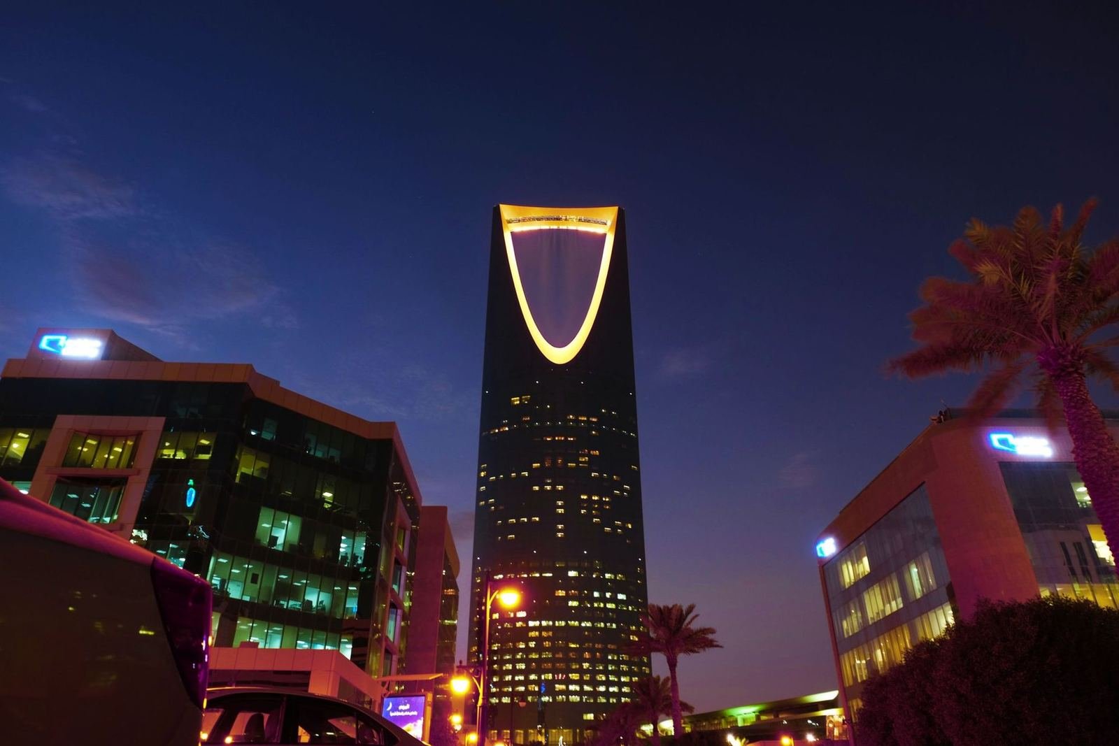برج المملكة في الرياض عند الغروب